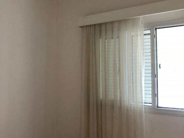 Aileler için ideal, Köşe Apartmanda, orta katta tek,  3 yatak odalı daire