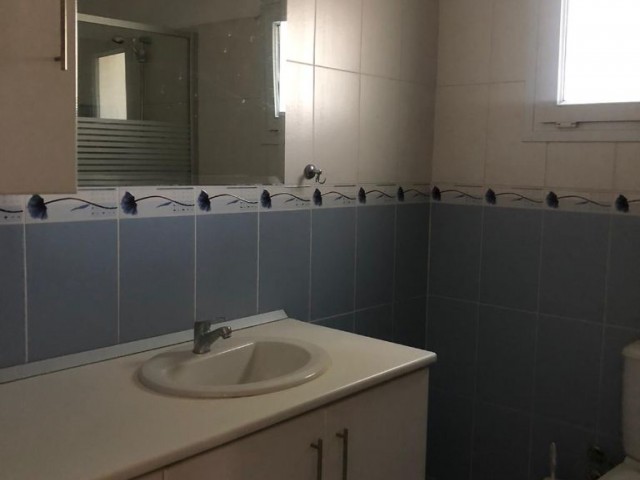 Aileler için ideal, Köşe Apartmanda, orta katta tek,  3 yatak odalı daire