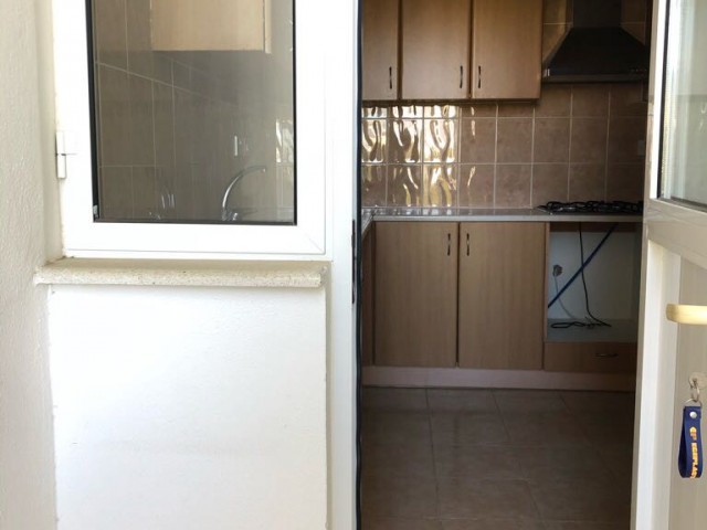 Geräumige 3-Zimmer-Wohnung mit geschlossener Küche ohne saubere Kosten ** 