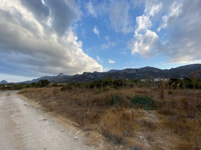 4 donum Land mit Aussicht zum Verkauf , in der angesehensten Gegend von Beylerbeyi, auf Mittel geneigtem Gelände ** 