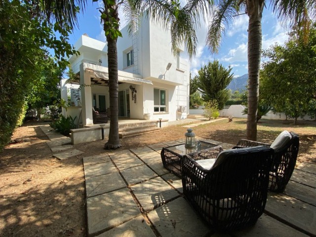 Price updated! Detached 4 bedroom villa with large garden for sale, in an easy-to-access area, in a complex with a prestigious pool