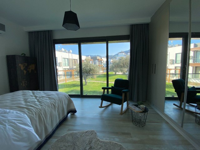 3 Schlafzimmer Doppelvilla zum Verkauf in einem prestigeträchtigen Pool im Olivenhain ** 