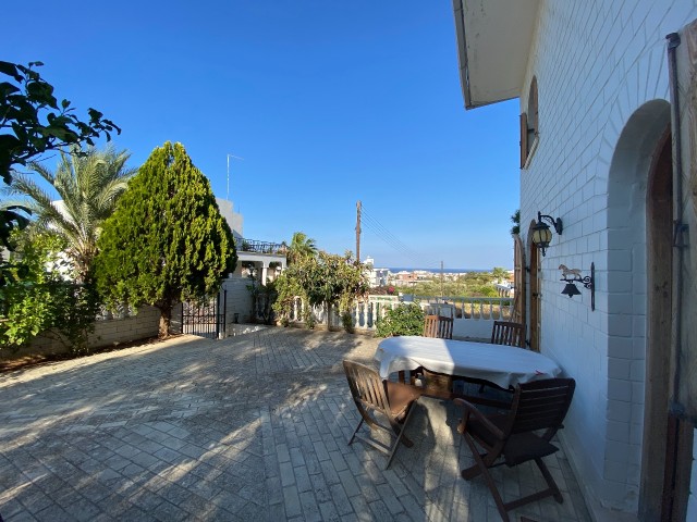 Einfamilienhaus mit 5 Schlafzimmern mit Meerblick am Fuße des Berges in Lapta ** 