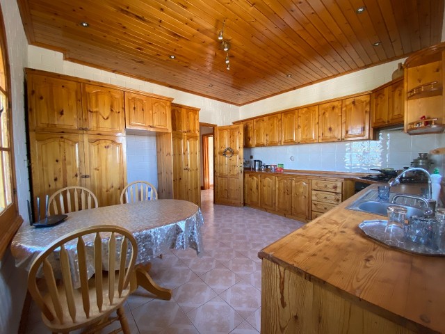 Einfamilienhaus mit 5 Schlafzimmern mit Meerblick am Fuße des Berges in Lapta ** 