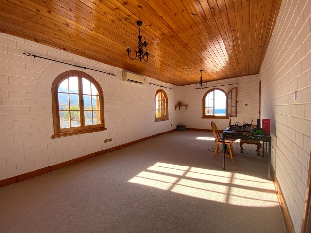 Einfamilienhaus mit 5 Schlafzimmern mit Meerblick am Fuße des Berges in Lapta ** 