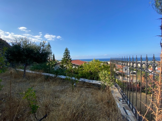 Einfamilienhaus mit 5 Schlafzimmern mit Meerblick am Fuße des Berges in Lapta ** 