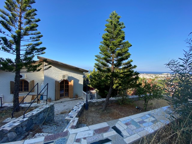 Einfamilienhaus mit 5 Schlafzimmern mit Meerblick am Fuße des Berges in Lapta ** 