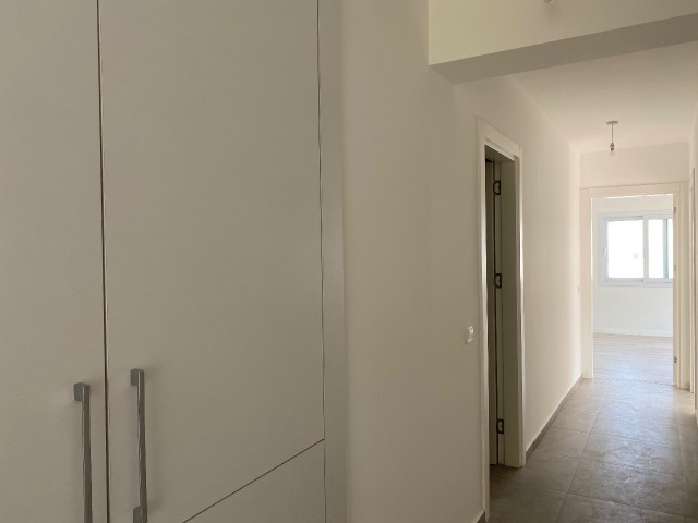 Просторные и удобные готовые к переезду апартаменты на мезонине с 2 ванными комнатами и 2 спальнями в Деканате Кирении ** 