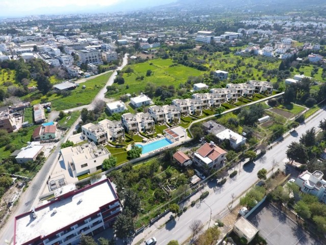Girne Karaoğlanoğlu'da Oldukça Modern Ve Lüks, Bahçeli, Site İçerisinde Ortak Havuzlu ve Manzaralı Yatırım İçin İdeal satılık 2 yatak odalı ikiz  Villamız