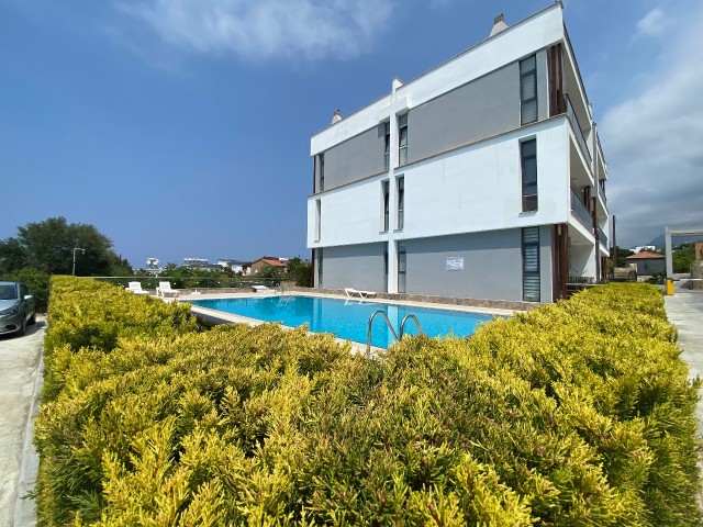 Geräumige, komfortable und neu fertiggestellte Zwischengeschosswohnung mit 2 Schlafzimmern mit Berg-und Meerblick auf einem gepflegten Grundstück mit Pool in Kyrenia Lapta ** 