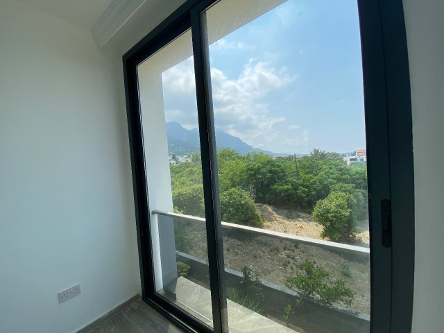 Geräumige, komfortable und neu fertiggestellte Zwischengeschosswohnung mit 2 Schlafzimmern mit Berg-und Meerblick auf einem gepflegten Grundstück mit Pool in Kyrenia Lapta ** 