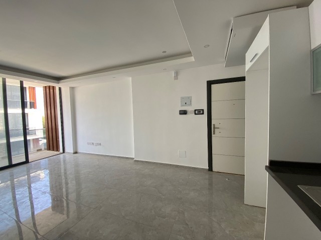 Geräumige, komfortable und neu fertiggestellte Zwischengeschosswohnung mit 2 Schlafzimmern mit Berg-und Meerblick auf einem gepflegten Grundstück mit Pool in Kyrenia Lapta ** 