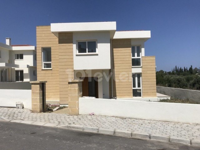 Unsere große Villa mit 3 Schlafzimmern, großem Garten, 2 Badezimmern und Gäste-WC in Girne Yeşiltepe