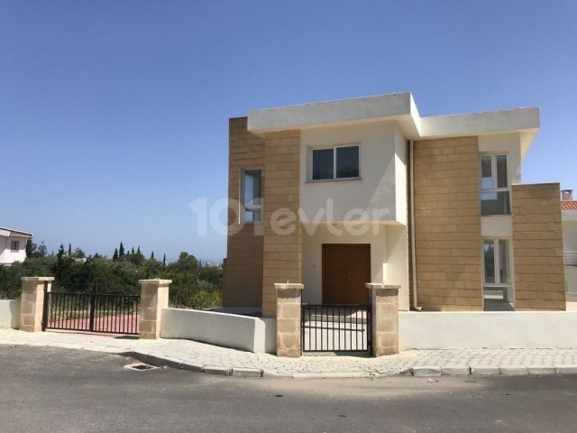 Unsere große Villa mit 3 Schlafzimmern, großem Garten, 2 Badezimmern und Gäste-WC in Girne Yeşiltepe