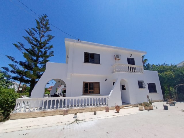 Girne'de ferah, aydınlık 4+1 villa