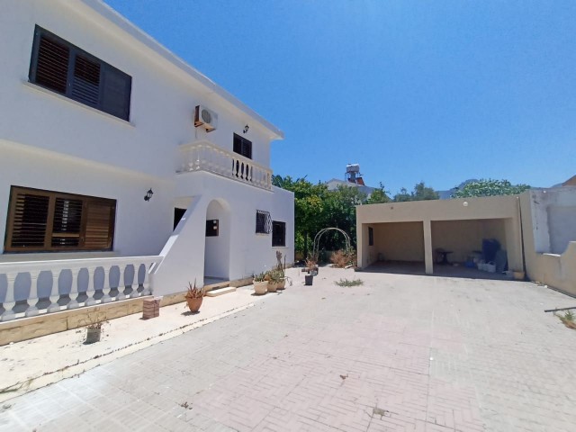 Girne'de ferah, aydınlık 4+1 villa