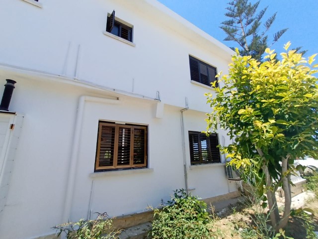 Girne'de ferah, aydınlık 4+1 villa