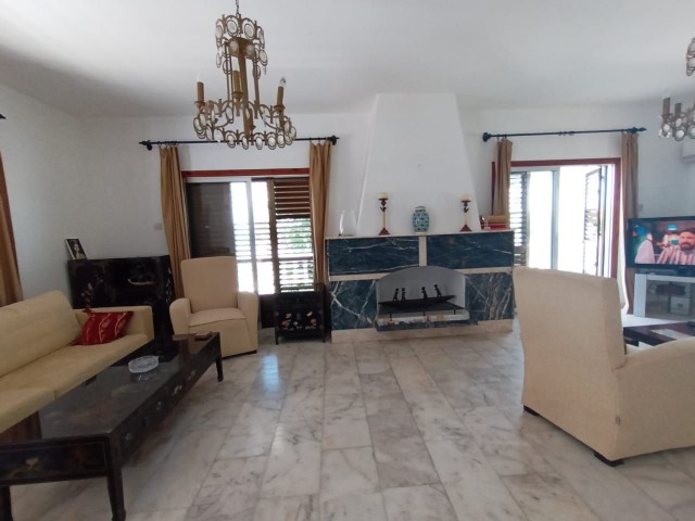 Girne'de ferah, aydınlık 4+1 villa