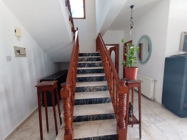 Girne'de ferah, aydınlık 4+1 villa