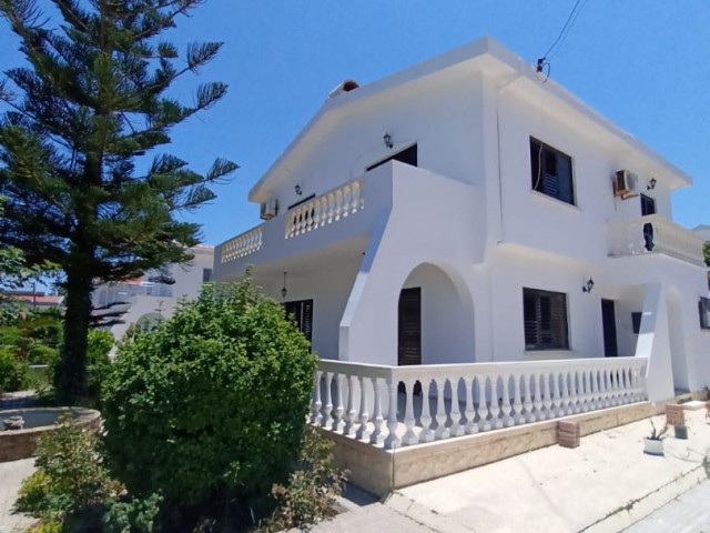 Girne'de ferah, aydınlık 4+1 villa