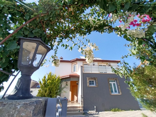 3+1 villa in Kyrenia Chatalköy. schöne Aussicht auf das Meer und die Berge. ** 