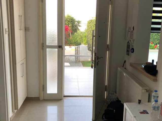 Girne'de deniz ve dağ manzaralı güzel 3+1 villa