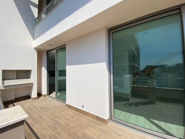 3-Zimmer-Penthouse-Duplex-Wohnung mit Blick auf den neuen Hafen und das Meer im Zentrum von Kyrenia ** 