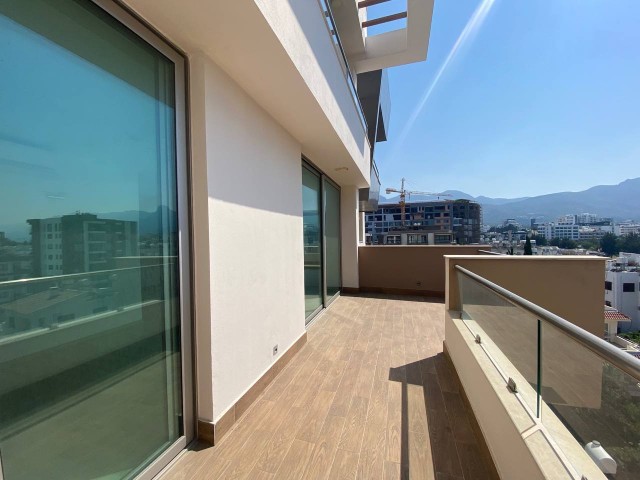 3-Zimmer-Penthouse-Duplex-Wohnung mit Blick auf den neuen Hafen und das Meer im Zentrum von Kyrenia ** 