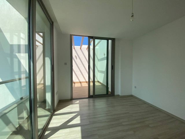 3-Zimmer-Penthouse-Duplex-Wohnung mit Blick auf den neuen Hafen und das Meer im Zentrum von Kyrenia ** 