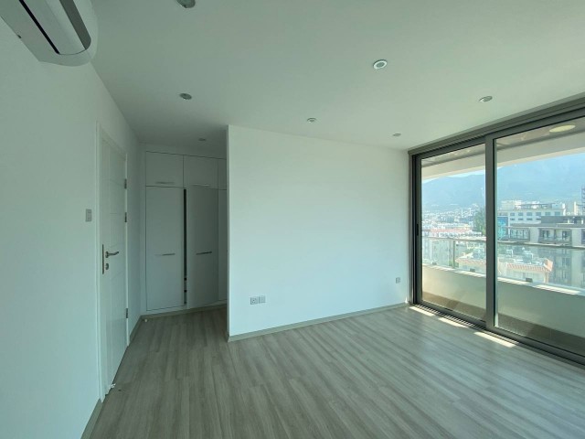 3-Zimmer-Penthouse-Duplex-Wohnung mit Blick auf den neuen Hafen und das Meer im Zentrum von Kyrenia ** 