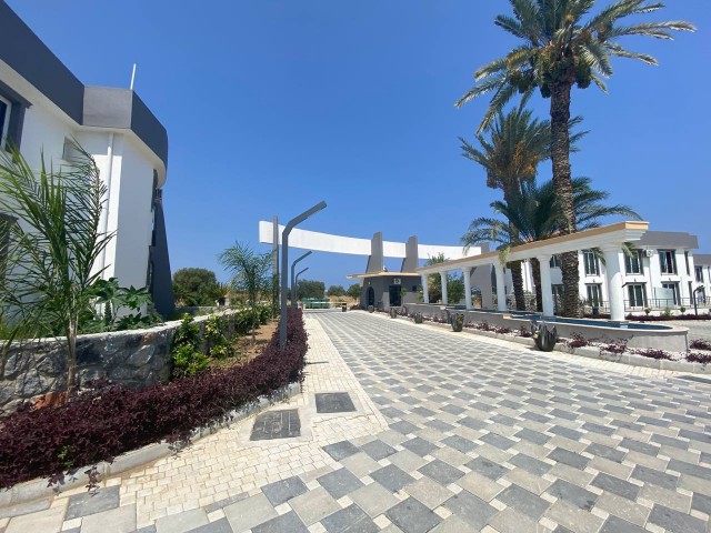 Отель Kirne Karaoglanoglu находится в 5 минутах езды от моря с террасой на крыше или 1 спальней с садом площадью 16 м2 и в 10 минутах от центра Кирении ** 