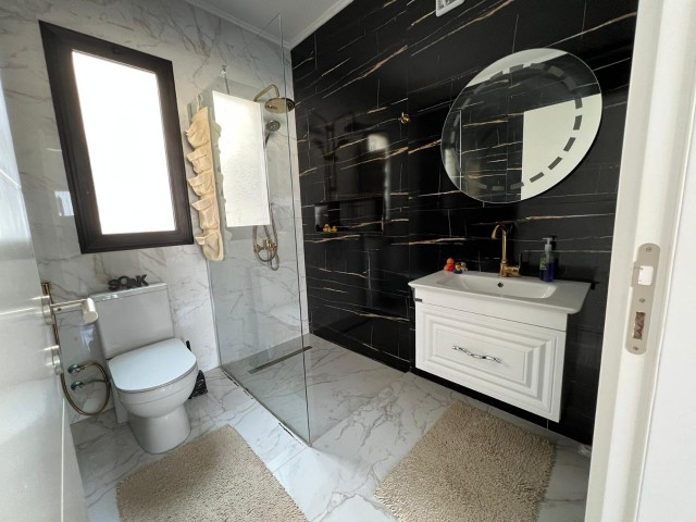 Penthouse 100m2 teraslı ve yüzme havuzlu.