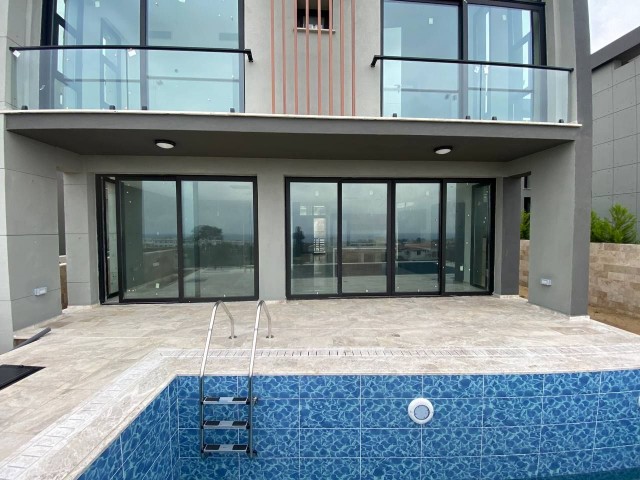 Наш новый проект в Гирне Алсанджак с 4 спальнями, террасой, бассейном, площадью 25 м2, центральным отоплением и умной звуковой системой.