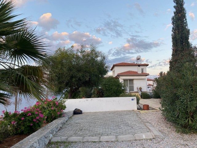 Unsere Villa zum Verkauf in Girne Esentepe, 3 Schlafzimmer mit türkischem Titel, voller Meerblick und Kamin mit Meerblick von allen Zimmern