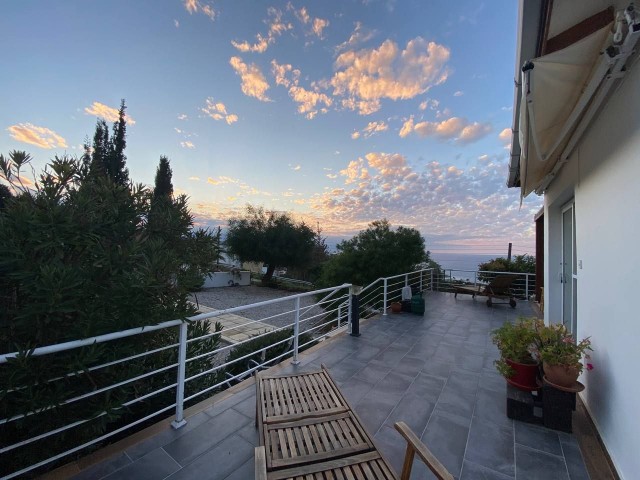 Unsere Villa zum Verkauf in Girne Esentepe, 3 Schlafzimmer mit türkischem Titel, voller Meerblick und Kamin mit Meerblick von allen Zimmern