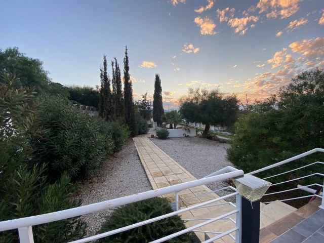 Unsere Villa zum Verkauf in Girne Esentepe, 3 Schlafzimmer mit türkischem Titel, voller Meerblick und Kamin mit Meerblick von allen Zimmern