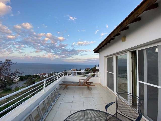 Unsere Villa zum Verkauf in Girne Esentepe, 3 Schlafzimmer mit türkischem Titel, voller Meerblick und Kamin mit Meerblick von allen Zimmern