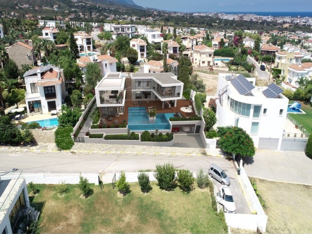 Unsere Villa besteht aus 5 Schlafzimmern, Pool, Terrasse mit Meerblick und Bergblick, eine Villa in Girne Bellapais, Girne