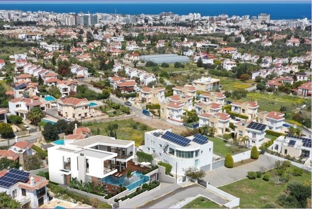 Girne Bellapais'te 5 Yatak Odalı Havuzlu Deniz Manzaralı Terası Dağ Manzaralı Tek Villadan Oluşan Villamız