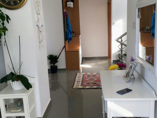 Alsancak'ta 200 m² yüzme havuzlu güzel 4+1 kiralık villa.