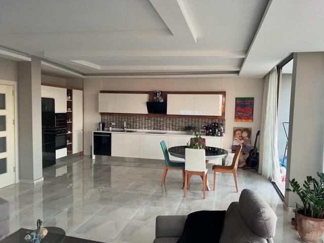 3+1 geräumige Wohnung in Kyrenia