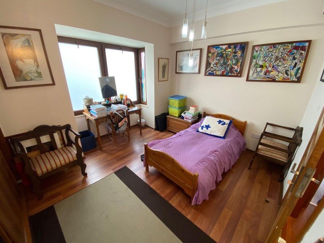 Unser 4-Schlafzimmer-Triplex-Haus in Ortakoy, Nikosia, das sowohl als Wohnraum als auch gewerblich genutzt werden kann, wurde von dem Künstler entworfen.