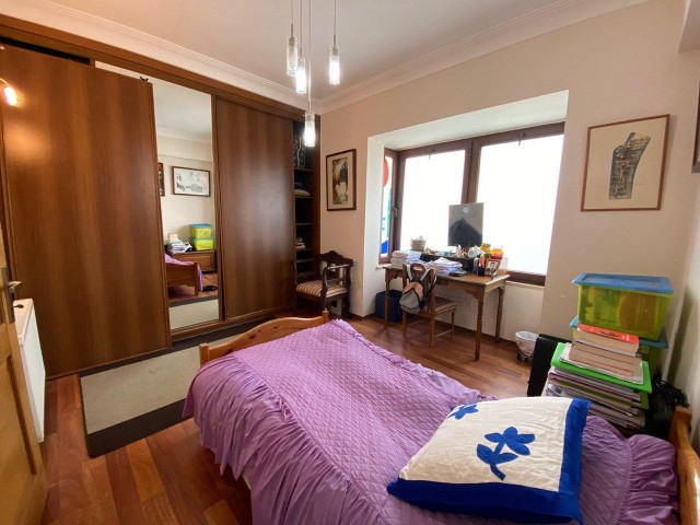 Unser 4-Schlafzimmer-Triplex-Haus in Ortakoy, Nikosia, das sowohl als Wohnraum als auch gewerblich genutzt werden kann, wurde von dem Künstler entworfen.