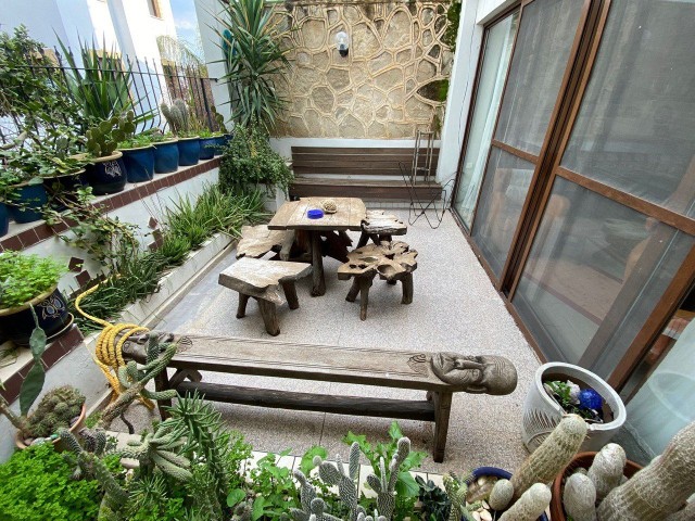 خانه 4 خوابه سه‌بلکس ما در اورتاکوی، نیکوزیا، طراحی شده توسط هنرمند، می‌تواند هم به‌عنوان فضای نشیمن