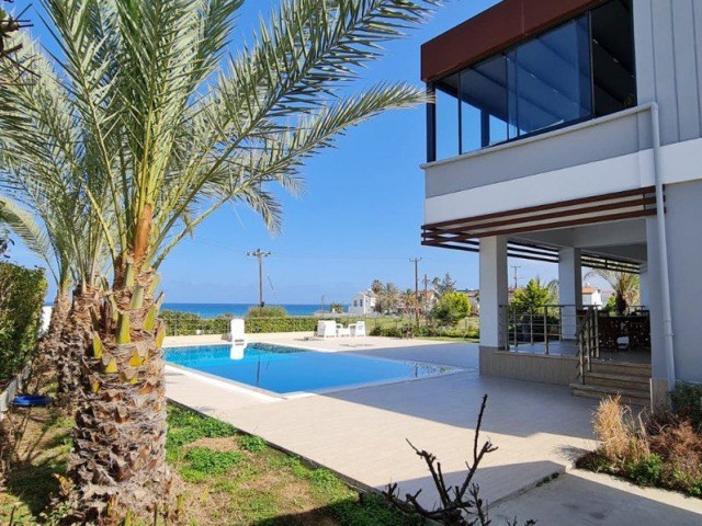 Kyrenia Alagadi 5-Schlafzimmer-Luxus-Villa mit Sea Zero Pool und Meer auf dem Grund des Pools in Kyrenia Alagadi