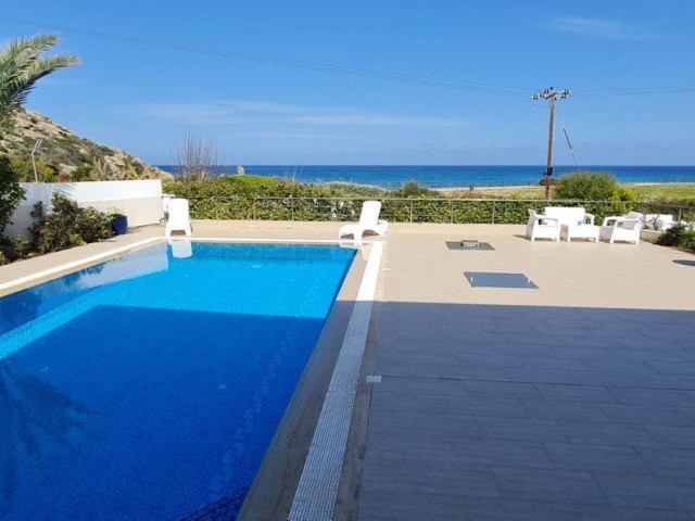 Kyrenia Alagadi 5-Schlafzimmer-Luxus-Villa mit Sea Zero Pool und Meer auf dem Grund des Pools in Kyrenia Alagadi