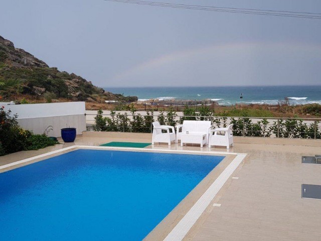 Kyrenia Alagadi 5-Schlafzimmer-Luxus-Villa mit Sea Zero Pool und Meer auf dem Grund des Pools in Kyrenia Alagadi