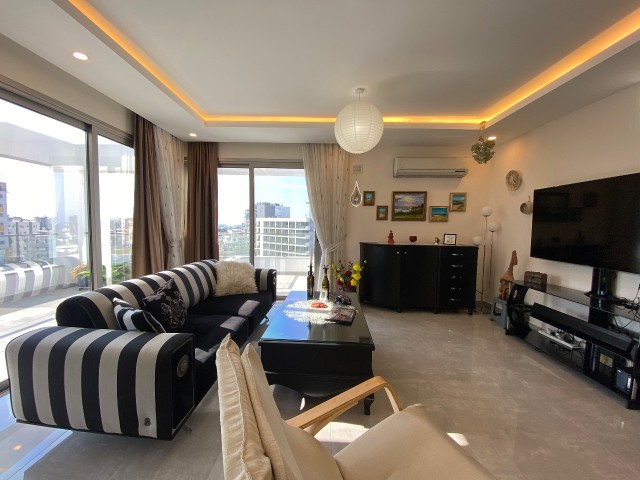 Unser Penthouse-Apartment mit 3 Schlafzimmern und herrlicher Aussicht in der obersten Etage eines Apartments mit 360-Grad-Aussicht im Zentrum von Kyrenia