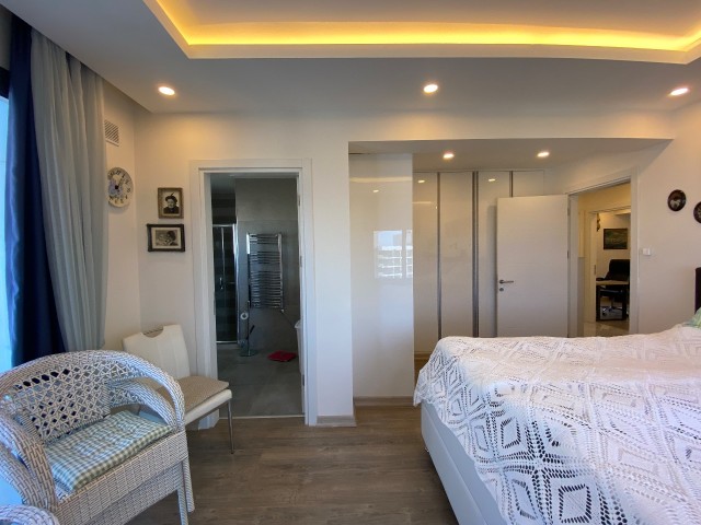 Girne'nin Merkezinde 360 Derece Manzaralı, Full eşyalı 3 Yatak Odalı Penthouse daire