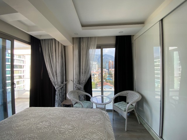 Girne'nin Merkezinde 360 Derece Manzaralı, Full eşyalı 3 Yatak Odalı Penthouse daire